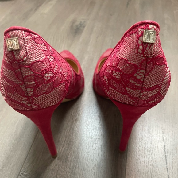 BOGO Stunning Red Floral Lace Heels NWOT - Picture 6 of 6